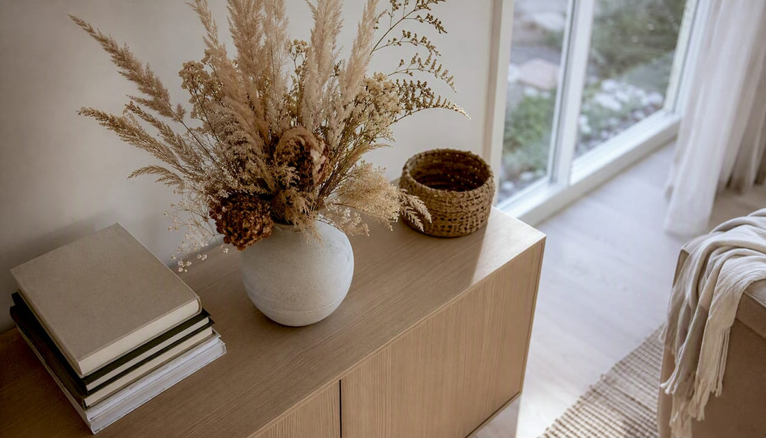 Torkade blommor och pampasgräs ger en stilren känsla i det skandinaviskt minimalistiska hemmet.