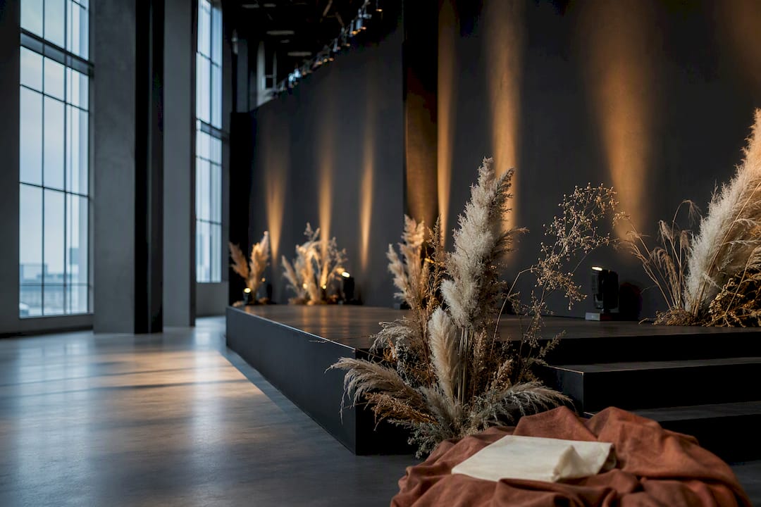 Torkade blommor i en modern eventlokal