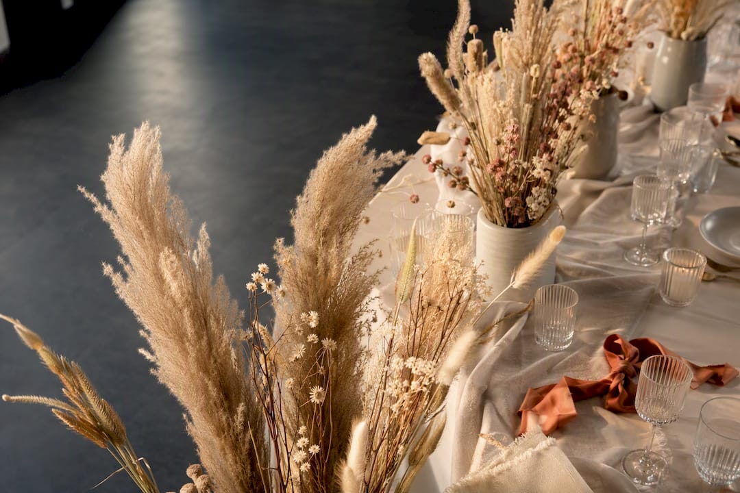 Torkade blommor på ett elegant studentfestbord