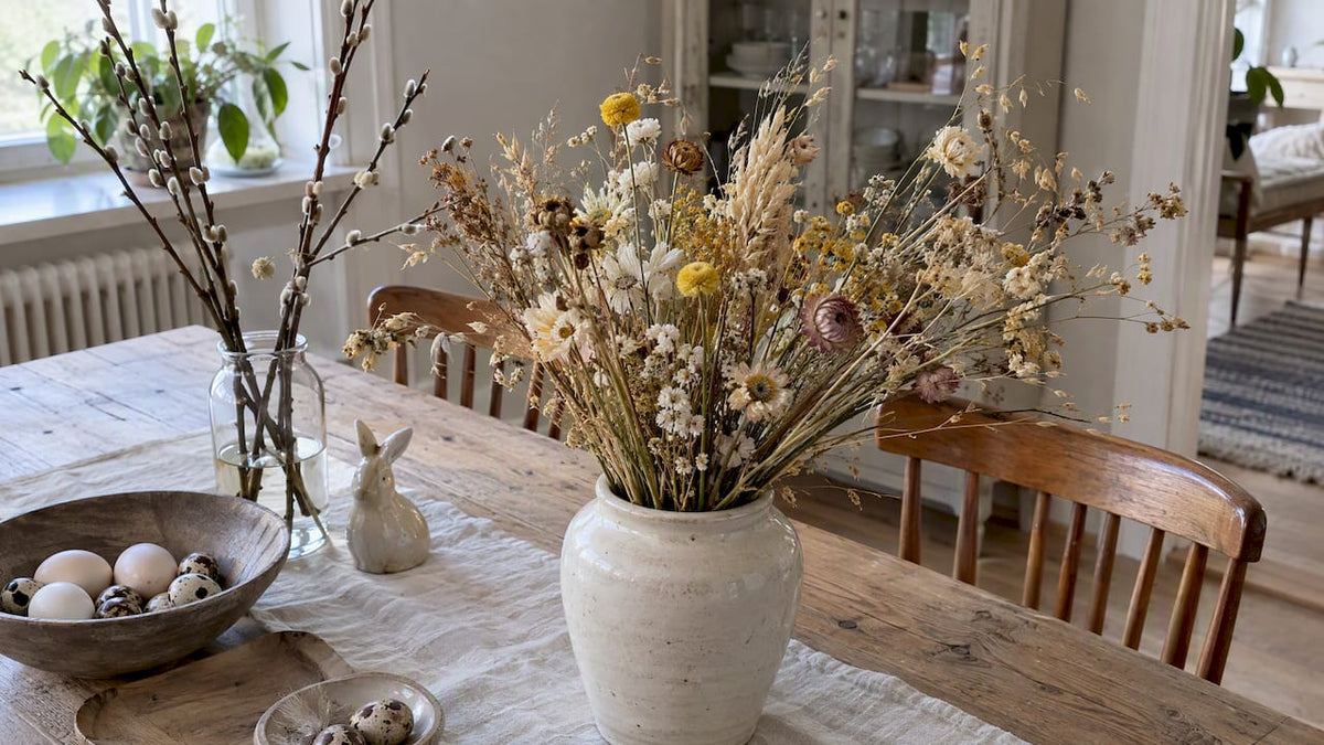 Torkade blommor som påskdekoration på bordet