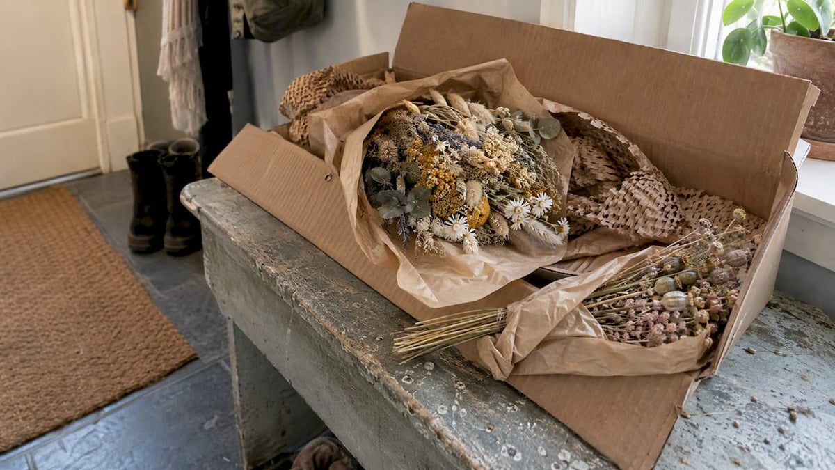 Torkade blommor omsorgsfullt skyddade i fraktförpackning