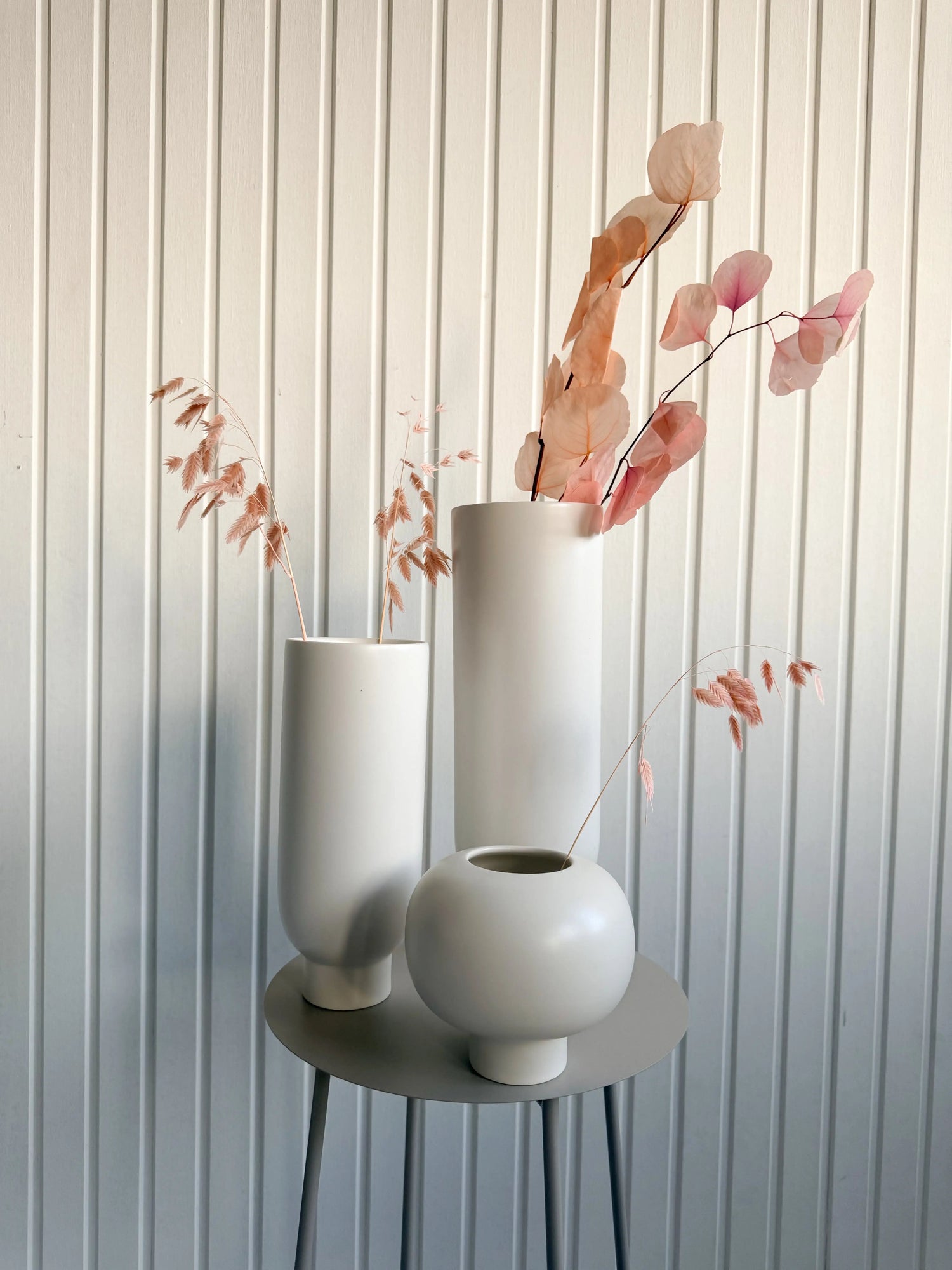 Återvunnen torkad bukett med bland annat eucalyptus och eterneller, i en svart vas 'BÅGE'  från ZEF design i vackert skuggspel