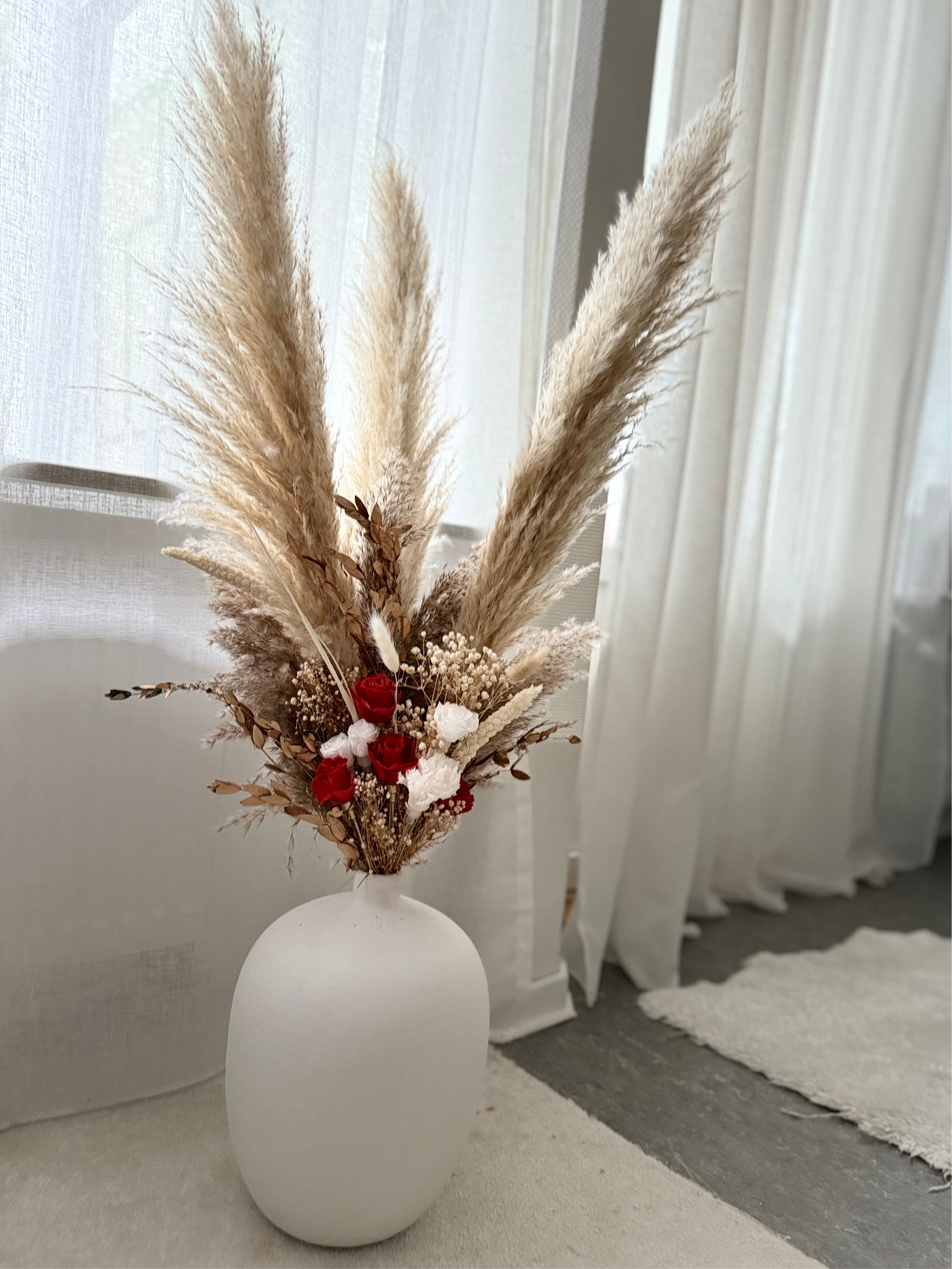 Pampas bukett med torkade växter och evighetsrosor