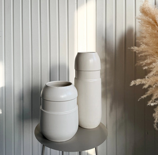 Vas ’BÅGE’  cream TORRDECOR på ett bord med torkat pampas i bakgrunden i en ljus minimalistisk inredning