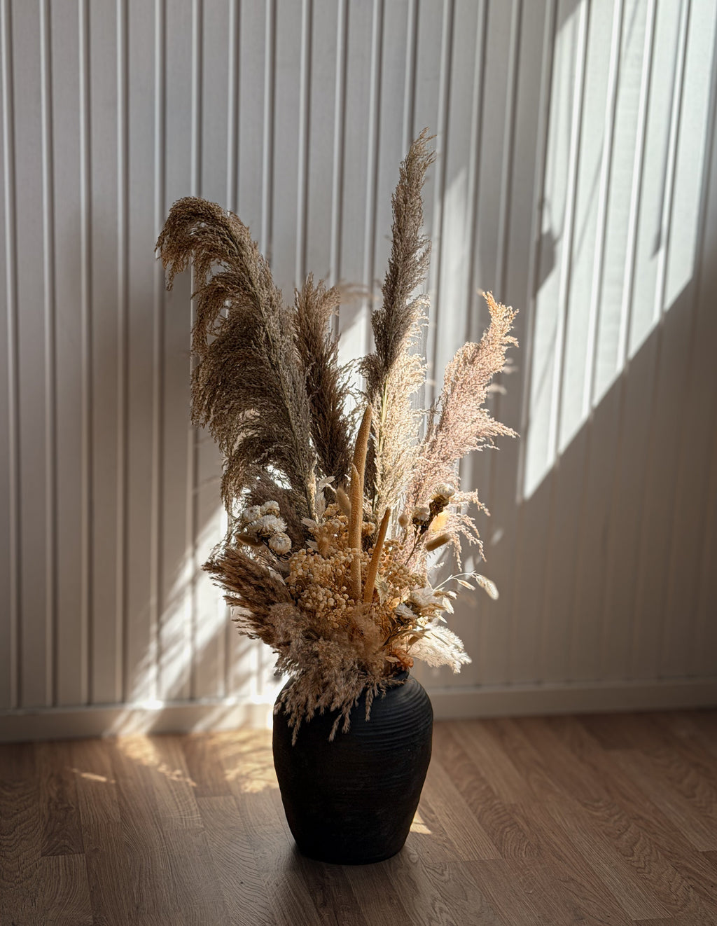 Pampas Mixbunt 'TRE KRONOR' med höga pampas och torkade blomdetaljer.